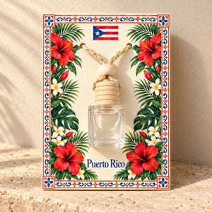 Puede incluir: Un frasco de vidrio transparente para ambientador de coche con tapa de madera y cordón, montado en una tarjeta rectangular con la bandera de Puerto Rico, flores de hibisco rojas, plumerias blancas, hojas de palma verdes y el texto Puerto Rico.