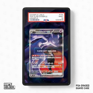Op de afbeelding: Zwarte PSA-gegradeerde beschermhoes met een Pokémon-kaart erin. De kaart toont een paars Mewtwo-personage en de tekst "CARD NOT INCLUDE". De hoes heeft een PSA-label met voorbeeldinformatie.