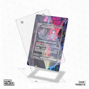 Peut inclure: Un pr&eacute;sentoir magn&eacute;tique en acrylique transparent pour cartes, affichant une carte de collection color&eacute;e. La carte pr&eacute;sente une illustration et le texte "CARD NOT INCLUDE". Con&ccedil;u pour prot&eacute;ger et exposer les cartes &agrave; collectionner.
