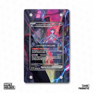 Peut inclure: Un &eacute;tui magn&eacute;tique pour cartes avec une illustration de carte Pok&eacute;mon. La carte pr&eacute;sente Mewtwo EX sur un fond de paysage urbain futuriste. Le support comprend le texte "CARD NOT INCLUDE" et "ANIME HOLDER."