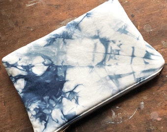 Grande pochette en marine shibori