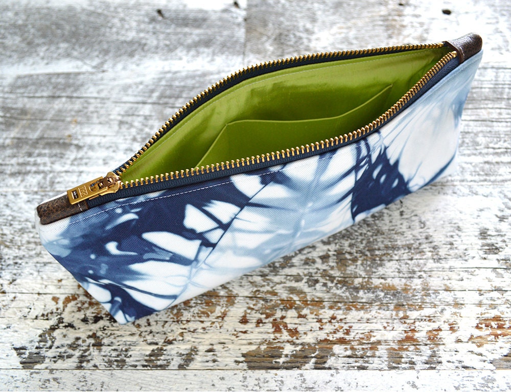 Small Wooden Handled Navy Daisies Clutch