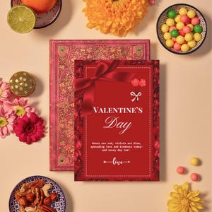 Puede incluir: Una tarjeta roja de San Valentín con un lazo, el texto "VALENTINE'S Day" y un poema de amor. La imagen también presenta un libro decorativo, flores y pequeños cuencos con caramelos y nueces, sobre una superficie clara.