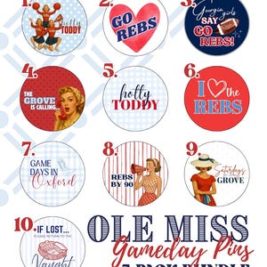 Puede incluir: Una colección de diez chapas circulares con diseños de Ole Miss Gameday, texto e ilustraciones de animadoras, balones de fútbol americano y mujeres de estilo vintage. El paquete incluye tres chapas de 7,62 cm y dos de 5,72 cm en rojo, blanco y azul.