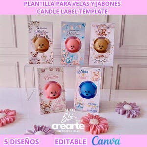 Puede incluir: Plantilla de etiquetas de velas con cinco diseños. Las etiquetas presentan jabones con forma de osito de peluche en marrón, rosa y azul, con textos como "Mi Bautizo" y "Emilia". La imagen también incluye flores decorativas.