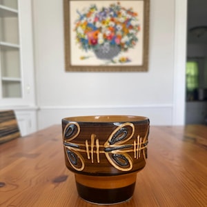 Vintage 1970er Jahre Keramik Übertopf | Braune Glasur | Erhöhter Slip-Trail-Dekor | Westdeutscher Stil