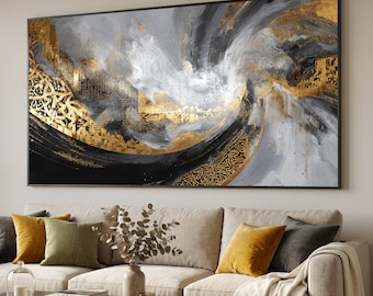 Puede incluir: Arte mural abstracto en un marco negro. La obra presenta un diseño arremolinado con tonos dorados, negros y grises. Los elementos dorados tienen patrones intrincados. La pintura se exhibe sobre un sofá beige con cojines coloridos.