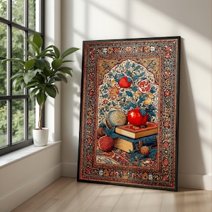 Peut inclure: Impression d'art encadrée avec un motif de tapis persan, représentant des grenades, des livres et des motifs floraux en rouge, bleu et or. L'œuvre est exposée près d'une fenêtre avec une plante en pot. Les détails complexes créent une texture visuelle riche.