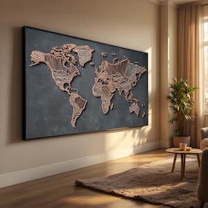 Könnte beinhalten: Ein großes, gerahmtes Wandkunstwerk mit einer Weltkarte. Die Karte zeigt die Kontinente in einem strukturierten, kupferfarbenen Material vor einem dunkelgrauen Hintergrund. Das Kunstwerk wird an einer beigefarbenen Wand in einem gut beleuchteten Raum gezeigt.