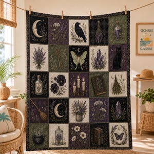Peut inclure: Une couverture matelassée composée d'une grille de vingt carrés illustrés d'un croissant de lune, d'un corbeau noir, d'un papillon de nuit, de cristaux, d'un chat noir, d'un balai, de bougies, de livres, de fleurs, d'herbes et d'un chaudron.