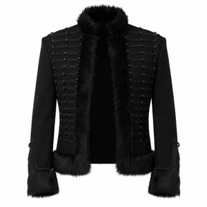 以下が含まれることがあります： ハイカラーとフェイクファーのトリムが付いた黒いジャケット。ジャケットは、前面と袖に装飾的な黒いボタンとトリムが特徴です。袖口にもフェイクファートリムが付いています。スタイリッシュなアウターウェアです。