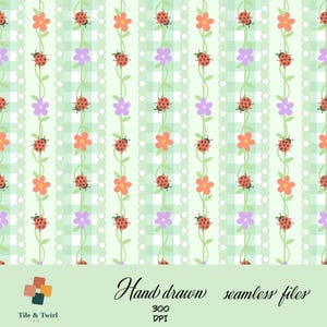 Può includere: Un motivo digitale senza giunture con strisce verticali di quadretti vichy verde chiaro, pois bianchi e viticci verdi con coccinelle rosse, fiori arancioni e fiori viola. Il testo recita: Hand drawn seamless files 300 DPI Tile & Twirl Co.