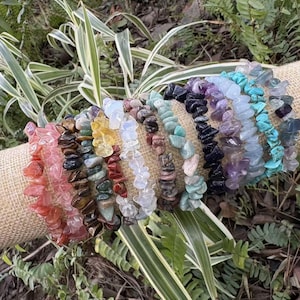 Puede incluir: Un conjunto de tres jarrones de cerámica de diferentes alturas y formas. Los jarrones están esmaltados en un acabado blanco mate, ofreciendo una estética minimalista. El jarrón más alto mide aproximadamente 25 cm de altura.