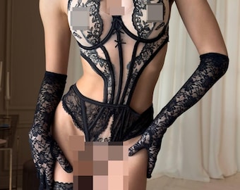 Conjunto de lencería: body de encaje negro, sujetador transparente con aberturas, cuello halter, guantes y medias.