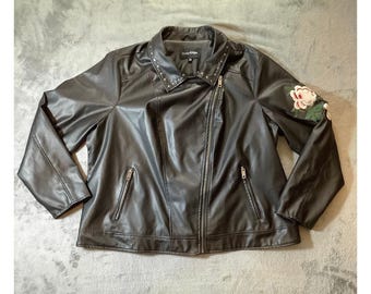 Chaqueta de moto negra de piel sintética para mujer OuterEdge, talla 2X, con bordado floral y tachuelas.