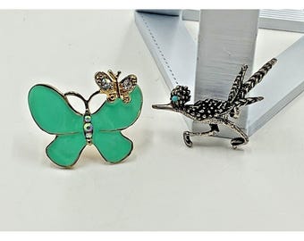 Anillo vintage de mariposa esmaltada en verde y broche de correcaminos plateado