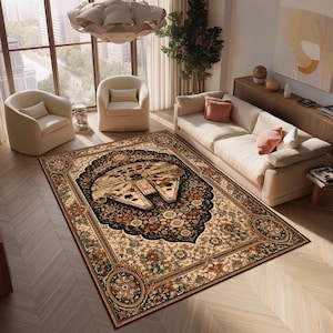 Puede incluir: Una alfombra rectangular con fondo beige y borde floral y azul oscuro. La alfombra presenta una imagen detallada de la nave espacial Millennium Falcon en el centro, con una estética vintage y desgastada. La alfombra está colocada en un salón.
