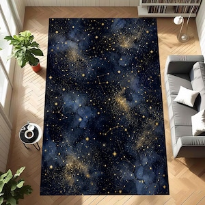 Pode incluir: Um tapete retangular com um fundo de aguarela em azul-marinho profundo e preto com um tema celestial. O design inclui estrelas douradas dispersas, nebulosas brilhantes e linhas douradas finas que ligam pontos para formar várias constelações.