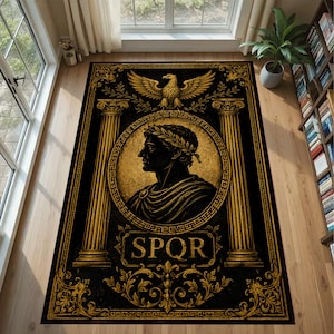 Könnte beinhalten: Ein rechteckiger schwarzer Teppich mit goldenem römischen Design. Der Teppich zeigt das Profil einer Person mit Lorbeerkranz, einen Adler, Säulen und die Buchstaben SPQR. Der Teppich liegt auf einem Holzboden.