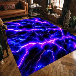 Könnte beinhalten: Ein rechteckiger Teppich mit einem auffälligen Design aus elektrischen blauen und violetten Blitzen auf schwarzem Hintergrund. Der Teppich liegt auf einem Holzboden und verleiht dem Raum einen kühnen visuellen Akzent.