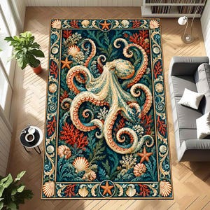 Può includere: Un tappeto rettangolare con un polpo centrale circondato da coralli, alghe e conchiglie. Il design presenta un bordo decorativo con motivi di stelle marine e conchiglie in tonalità blu, arancione e crema su uno sfondo scuro.