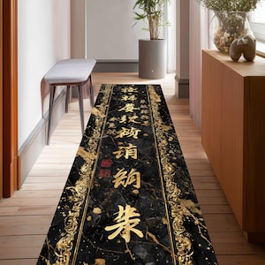 Könnte beinhalten: Schwarzer und goldener Läufer mit chinesischen Schriftzeichen. Der Teppich hat ein marmorähnliches Muster mit goldenen Akzenten und verzierten Bordüren. Der Text ist goldfarben und verläuft in der Mitte des Teppichs.