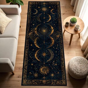 Könnte beinhalten: Dunkelblauer, rechteckiger Teppich mit einem Himmelsdesign. Goldene Monde, Sterne und Sonnen sind auf dem Teppich angeordnet, mit einem detaillierten Rand. Der Teppich liegt auf einem Holzboden.