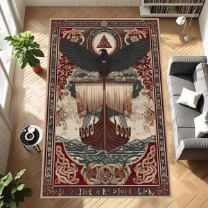 Könnte beinhalten: Rechteckiger Teppich mit Wikingerschiff-Design. Der Teppich hat einen roten Rand mit komplizierten Mustern, ein zentrales Bild eines Langschiffs, einen schwarzen Adler und ein dreieckiges Symbol. Die Farbpalette umfasst Rot, Grau und Beige.