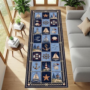 Puede incluir: Una alfombra rectangular de temática náutica con un borde azul marino y un patrón repetido de elementos marinos. El diseño incluye veleros, anclas, conchas marinas, faros y estrellas de mar en tonos azules, blancos y dorados. La alfombra está colocada sobre un suelo de madera.