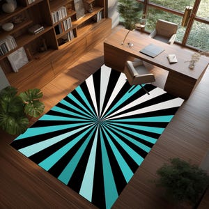 Può includere: Un tappeto rettangolare con un design radiale in nero, bianco e turchese. Il tappeto è posizionato su un pavimento in legno in un ambiente ufficio, con una scrivania, una sedia e librerie visibili sullo sfondo.