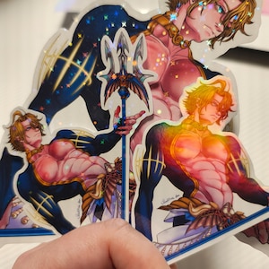 Może przedstawiać: Holograficzne naklejki przedstawiające umięśnioną postać z blond włosami, złotymi akcentami i trójzębem. Postać jest przedstawiona w dynamicznej pozie z niebiesko-złotą peleryną, w szczegółowym stylu ilustracji.