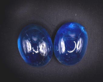 Paar blauwe saffier cabochons van 5,93 ct, natuurlijke ovale cabochons met hoge koepelvorm uit Madagaskar, diep oceaanblauw, bijpassende stenen voor oorbellen of handgemaakte ringen.