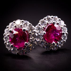 Pendientes de botón con forma de flor, rubíes y diamantes en oro blanco de 18k – Piedras preciosas de Mozambique, diseño de halo