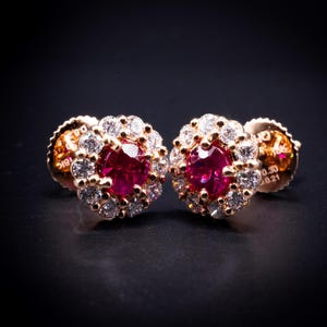 Pendientes de botón con halo de diamantes y rubíes naturales / Joyería fina con cierre de rosca en oro rosa de 18 quilates