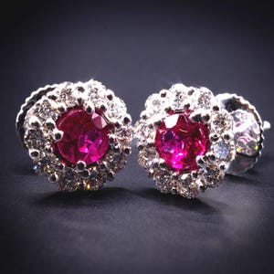 Pendientes de botón con halo de diamantes y rubíes naturales de Mozambique / Cierres de rosca de oro blanco de 18 quilates