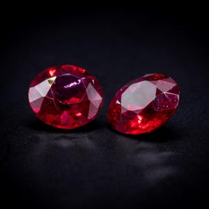 Vivid Red Mosambik Rubin Paar, 0,46ct runder Edelstein im Diamantschliff