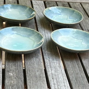Liten fat i stengods, handgjord blågrön keramik, Wabi Sabi smyckesfat, blå flussglaserad keramik, asymmetriska doppskålar
