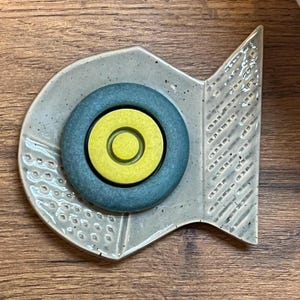 Saboneteira e porta-sabonete em cerâmica em formato de peixe, presente unissex para casais ou homens, decoração de banheiro estilo Wabi Sabi com inspiração costeira.