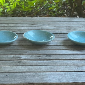 Set med 3 handgjorda skålar i stengods, ljusblå glasyr, tapasformar i plattform (9,5 cm)