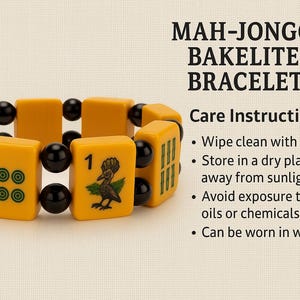 Puede incluir: Pulsera de Mah-Jongg de baquelita amarilla con cuentas negras. La pulsera presenta fichas numeradas con s&iacute;mbolos verdes y rojos y una ilustraci&oacute;n de un p&aacute;jaro. El texto "MAH-JONGG BAKELITE BRACELET" es visible.