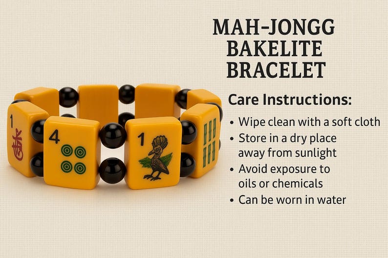 Puede incluir: Pulsera de Mah-Jongg de baquelita amarilla con cuentas negras. La pulsera presenta fichas numeradas con s&iacute;mbolos verdes y rojos y una ilustraci&oacute;n de un p&aacute;jaro. El texto "MAH-JONGG BAKELITE BRACELET" es visible.