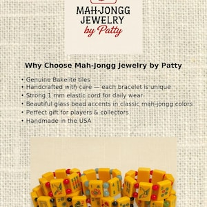 Puede incluir: Pulseras de baldosas de baquelita amarillas con detalles rojos, negros y verdes. Las pulseras presentan s&iacute;mbolos y n&uacute;meros cl&aacute;sicos del Mah-Jongg. Tambi&eacute;n se ve el texto "MAH-JONGG JEWELRY by Patty" y "Handmade in the USA".