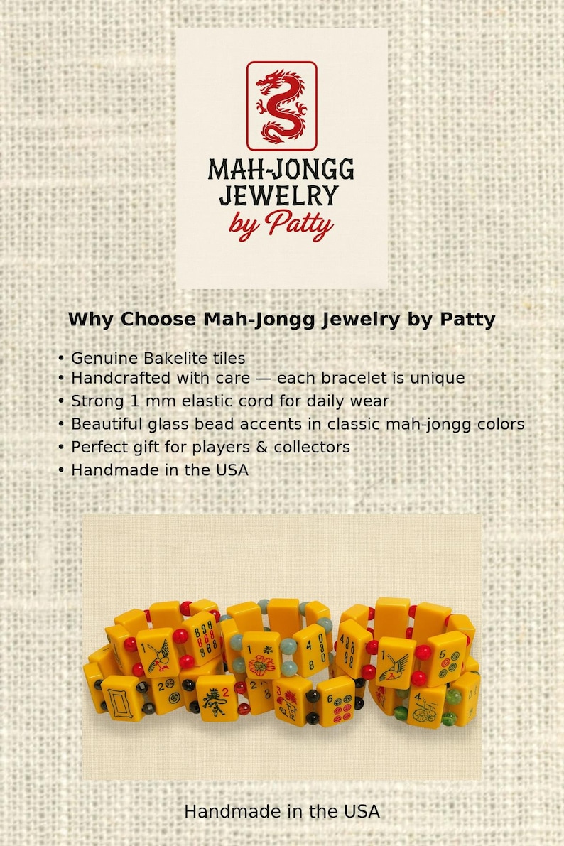 Puede incluir: Pulseras de baldosas de baquelita amarillas con detalles rojos, negros y verdes. Las pulseras presentan s&iacute;mbolos y n&uacute;meros cl&aacute;sicos del Mah-Jongg. Tambi&eacute;n se ve el texto "MAH-JONGG JEWELRY by Patty" y "Handmade in the USA".