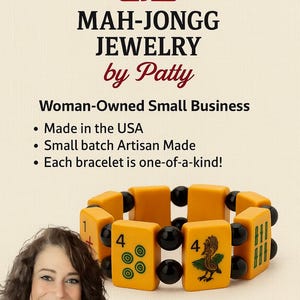 Puede incluir: Un brazalete hecho de fichas de Mahjong amarillas y cuentas negras. Las fichas presentan n&uacute;meros y s&iacute;mbolos. El texto de la imagen dice "MAH-JONGG JEWELRY by Patty" y "Made in the USA".