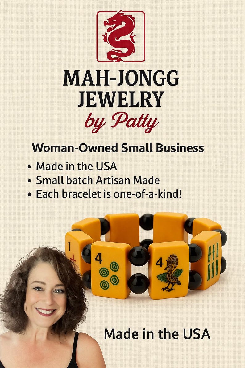 Puede incluir: Un brazalete hecho de fichas de Mahjong amarillas y cuentas negras. Las fichas presentan n&uacute;meros y s&iacute;mbolos. El texto de la imagen dice "MAH-JONGG JEWELRY by Patty" y "Made in the USA".