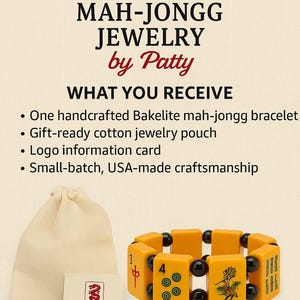 Puede incluir: Un brazalete de mah-jongg de baquelita naranja con cuentas negras, presentado con una bolsa de algod&oacute;n y una tarjeta con el logotipo. El brazalete tiene fichas con s&iacute;mbolos y n&uacute;meros negros. El texto "MAH-JONGG JEWELRY by Patty" es visible.