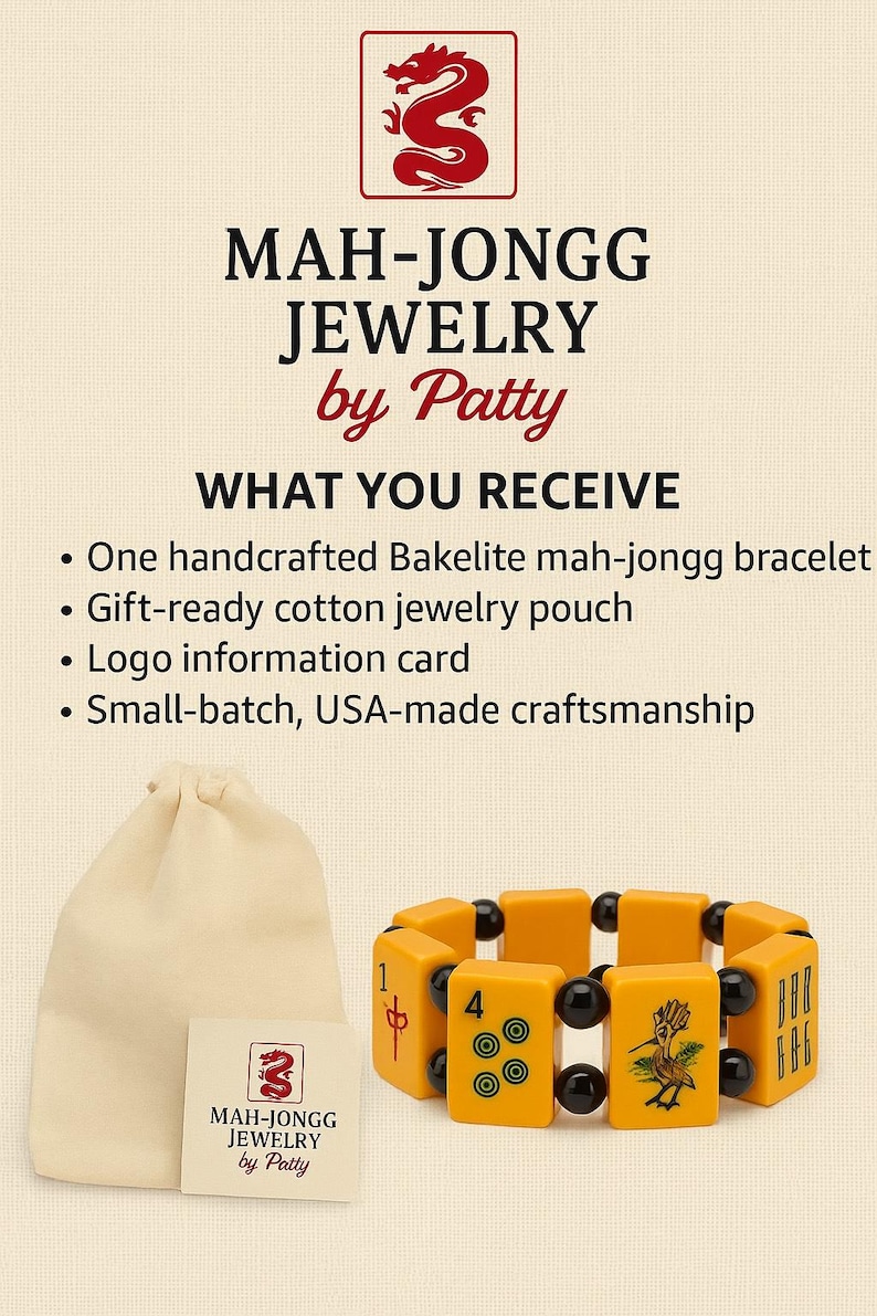 Puede incluir: Un brazalete de mah-jongg de baquelita naranja con cuentas negras, presentado con una bolsa de algod&oacute;n y una tarjeta con el logotipo. El brazalete tiene fichas con s&iacute;mbolos y n&uacute;meros negros. El texto "MAH-JONGG JEWELRY by Patty" es visible.