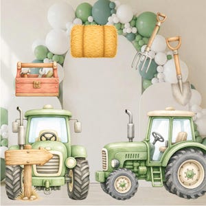 Op de afbeelding: Een decoratieve set met twee groene tractoren, een houten gereedschapskist met gereedschap, een gele hooibaal, een riek en een schep. Het geheel is omlijst door een boog van witte en saliegroene ballonnen voor een boerderijthema bij evenementen.