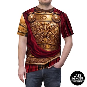 Peut inclure: Un t-shirt à manches courtes avec un motif détaillé d'armure romaine dorée et un drapé rouge. L'armure présente des gravures complexes et des accents circulaires. Le t-shirt est un costume de Last Minute Costumes.