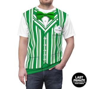 Puede incluir: Una camiseta blanca con un diseño de chaleco a rayas verdes y blancas, una pajarita verde y una etiqueta con el nombre de "Cast Member". La camiseta tiene un diseño de chaleco con botones. El logotipo de Last Minute Costumes está en la esquina inferior derecha.